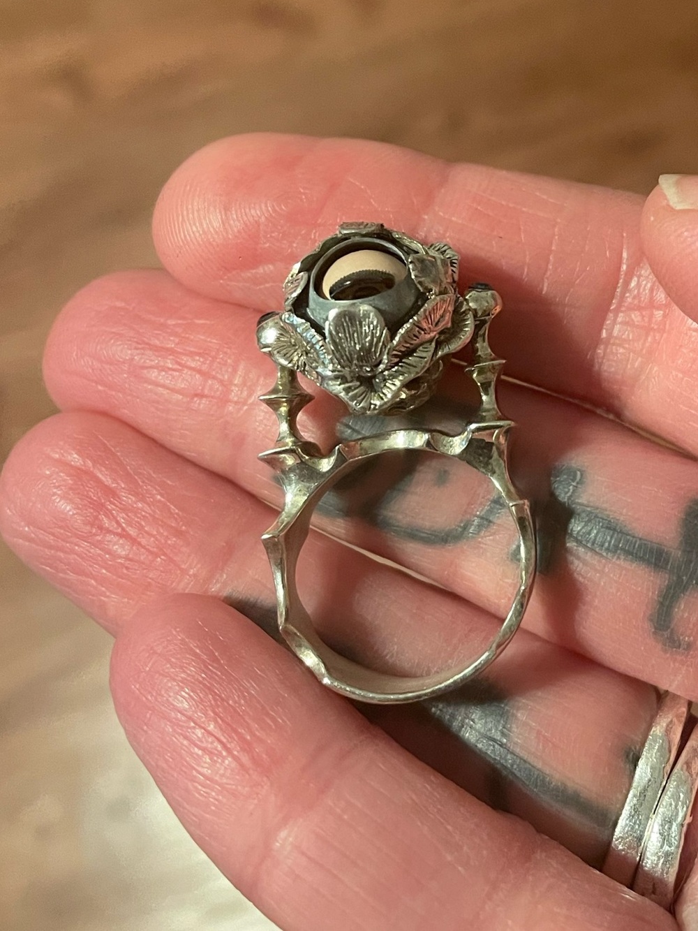 This shit blinks ring